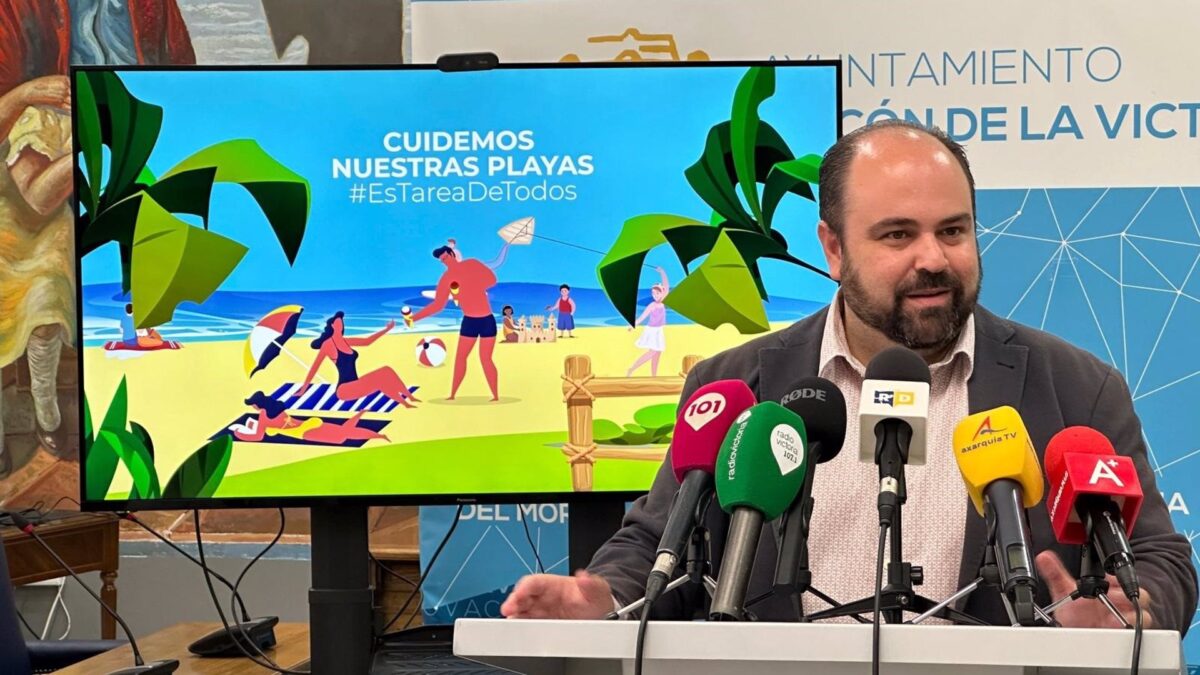 Rincón de la Victoria impulsa una nueva campaña de concienciación para evitar que se arrojen colillas en el mar