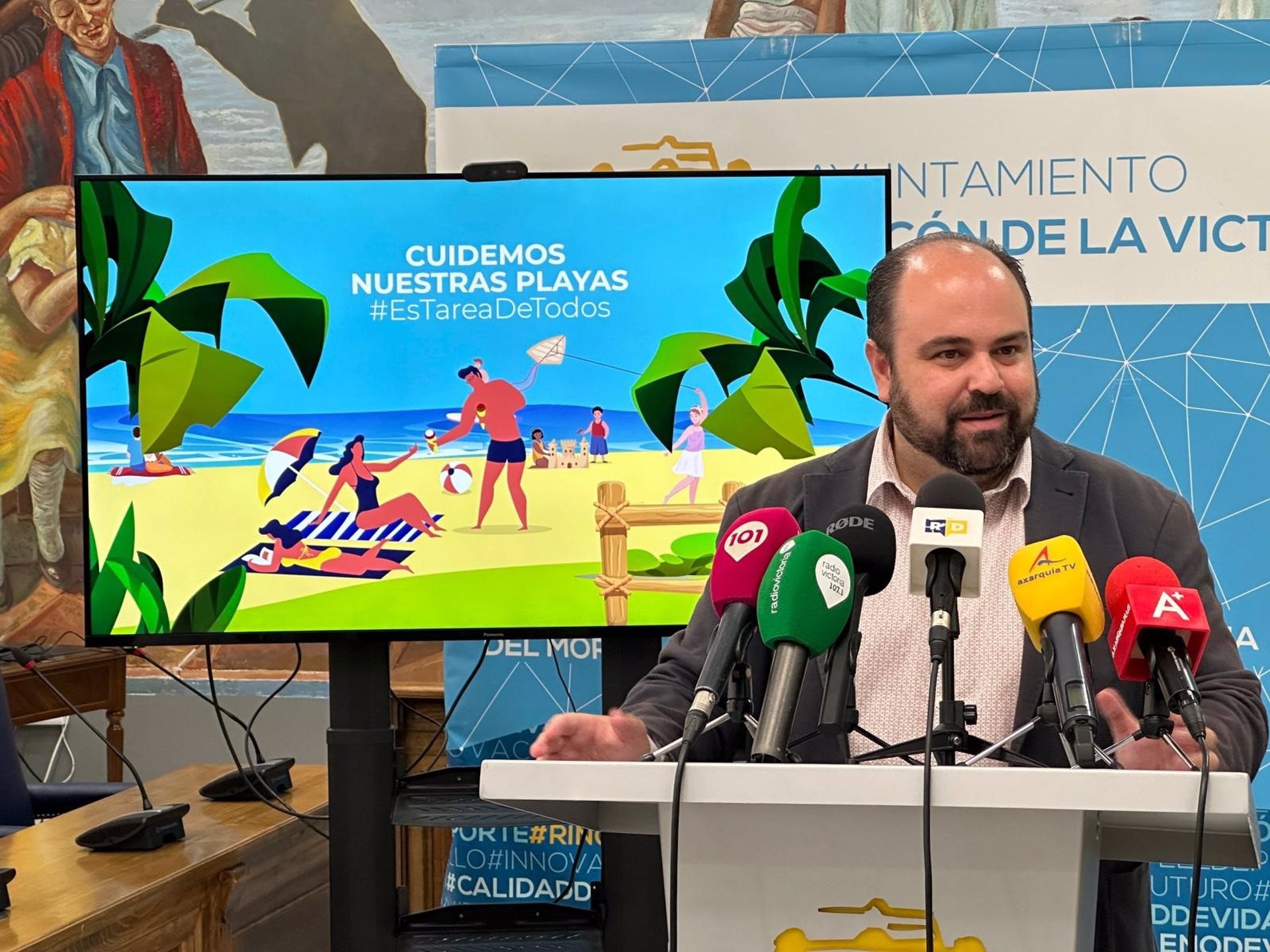Rincón de la Victoria impulsa una nueva campaña de concienciación para evitar que se arrojen colillas en el mar