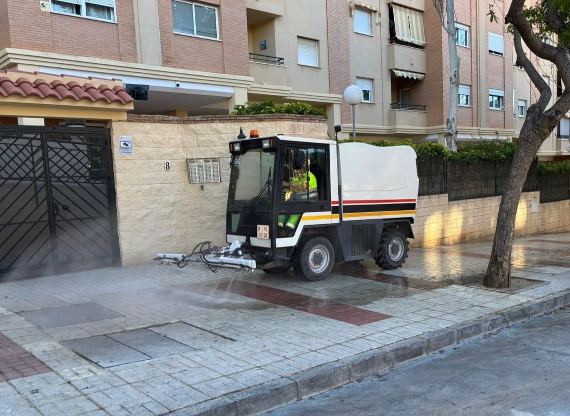 Torremolinos pone en marcha un plan de choque de limpieza con el refuerzo de hidrolimpiadoras
