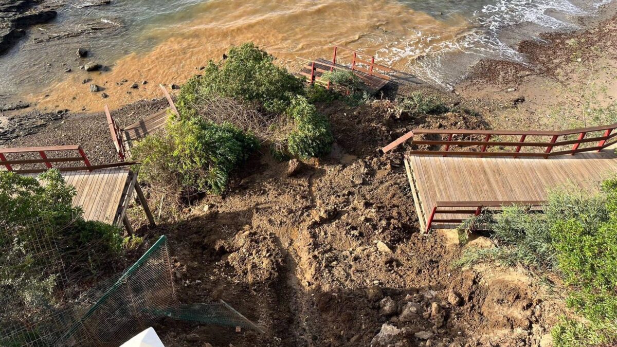 Afectada la Senda Litoral a su paso por Mijas por un desprendimiento junto a un edificio