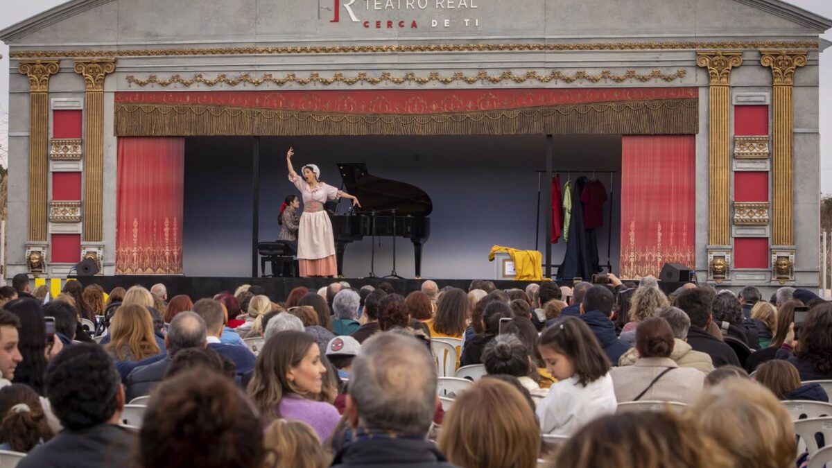 Ayuntamiento de Málaga y Teatro Real acuerdan poner en escena 'La carroza del Real' en plaza de La Marina