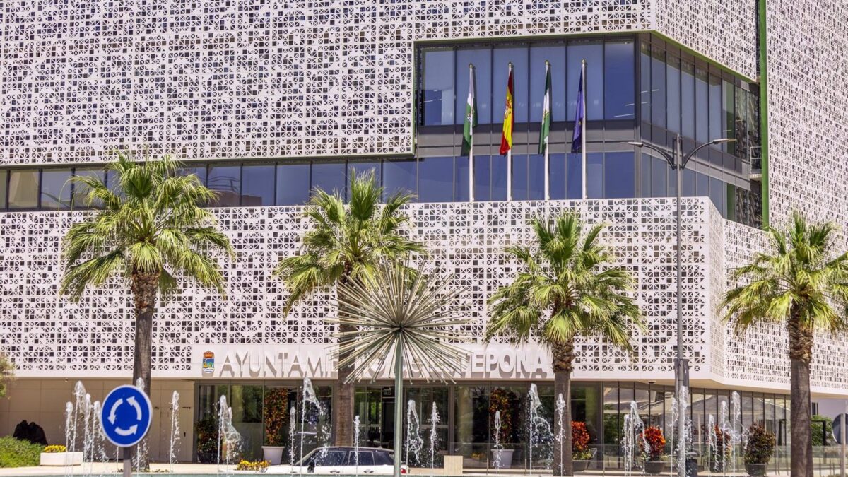 El Ayuntamiento de Estepona intensifica las labores de inspección en terrazas y veladores en vía pública