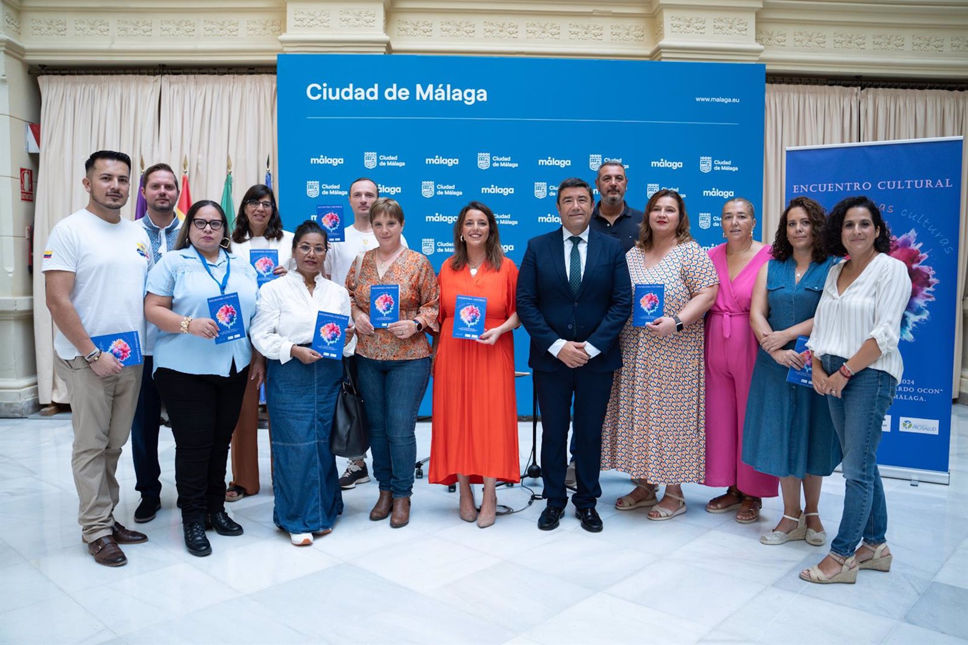 El auditorio Eduardo Ocón acoge un encuentro intercultural con una veintena de actuaciones tradicionales