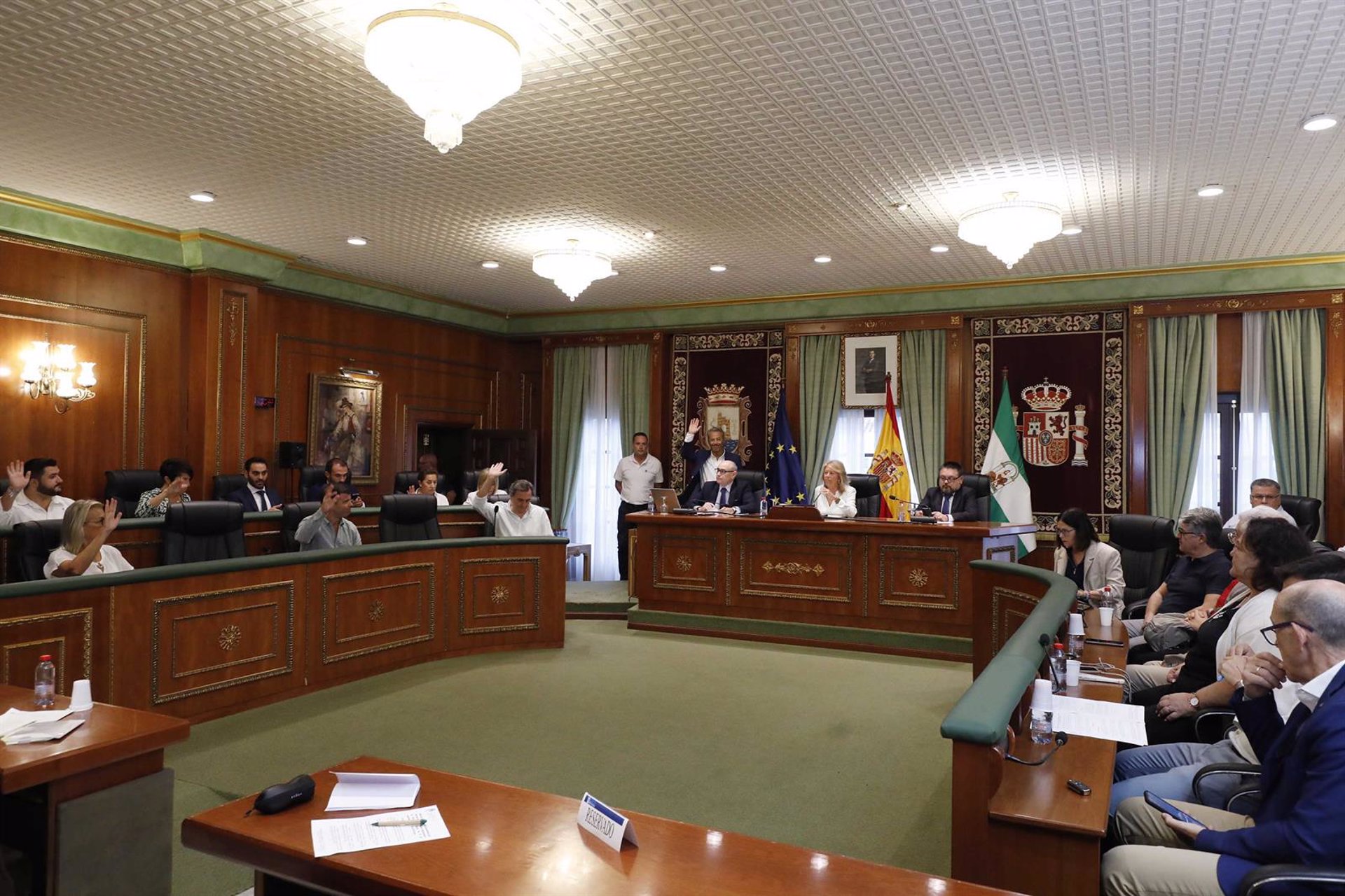 El pleno de Marbella aprueba actualizar los impuestos del IBI y el IAE a grandes contribuyentes