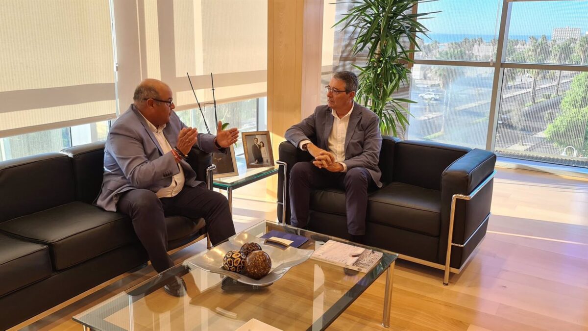 El presidente de la Diputación y el alcalde de Vélez-Málaga abordan proyectos de calado para el municipio