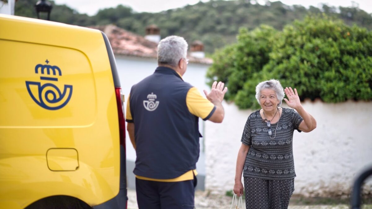 La red postal de Correos en la provincia facilita el acceso a servicios bancarios a través de 'Correos Cash'