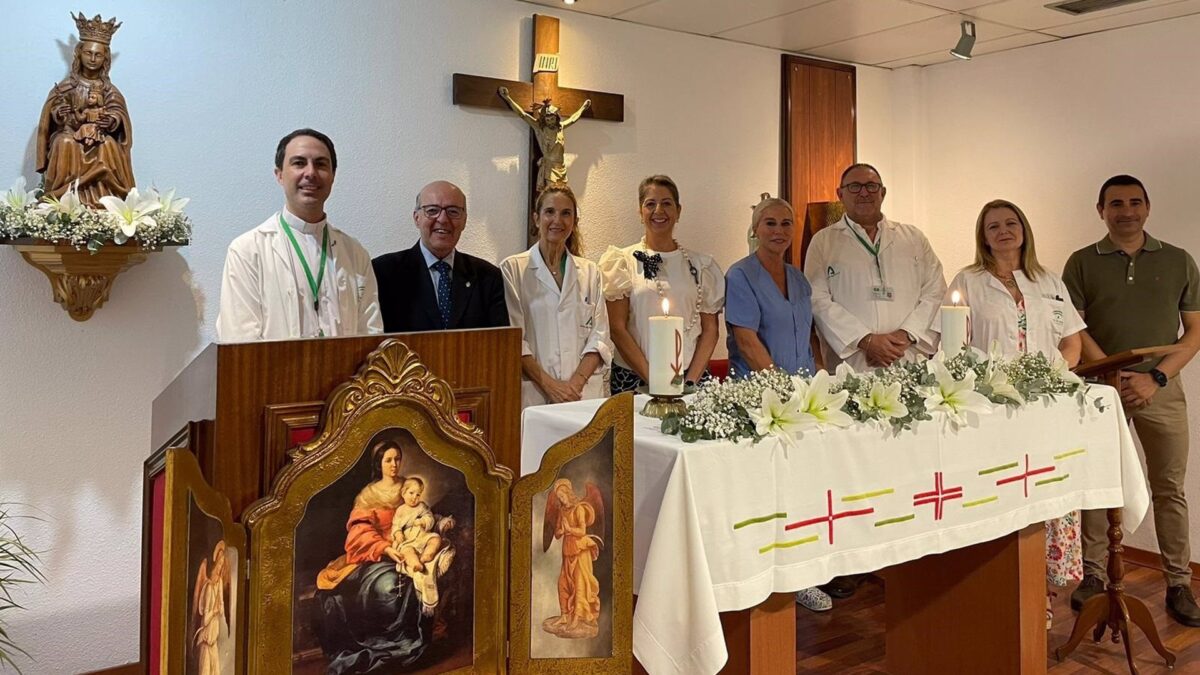 Representantes de la Hermandad de Santa María de Victoria visitan el hospital que lleva el nombre de la patrona