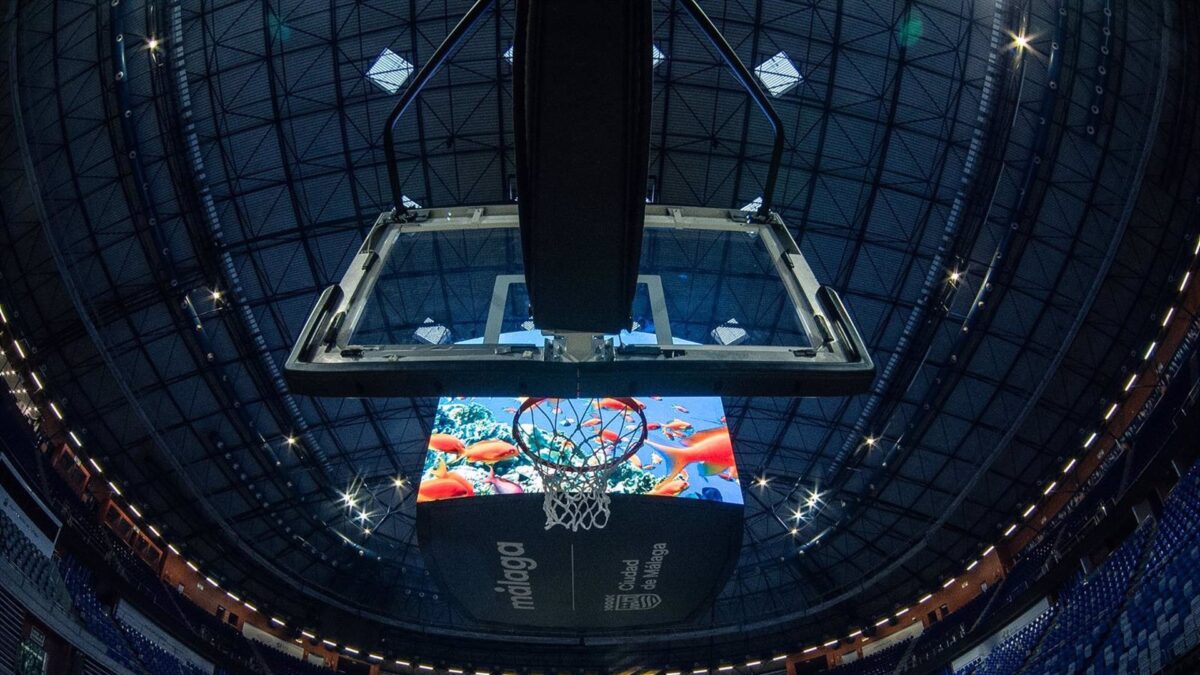 Ultiman la instalación del nuevo vídeo-marcador en el interior del Palacio de Deportes José María Martín Carpena