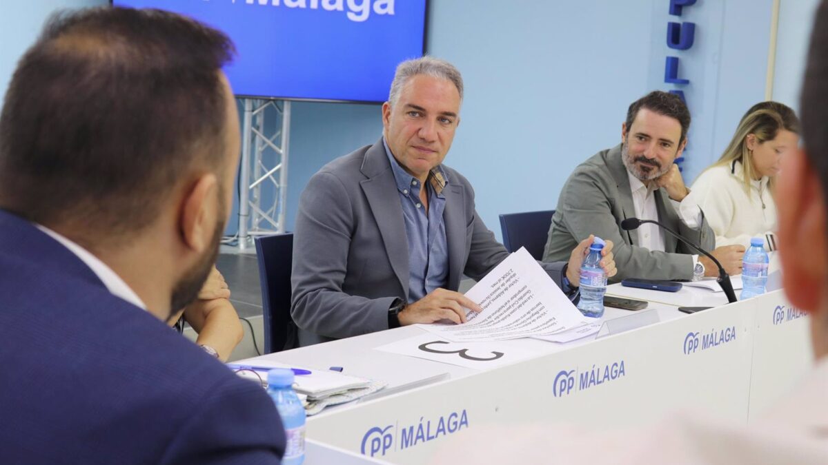 Bendodo critica que el Gobierno se "ríe" de Málaga y la "despacha" con mesas de trabajo en vez de inversiones
