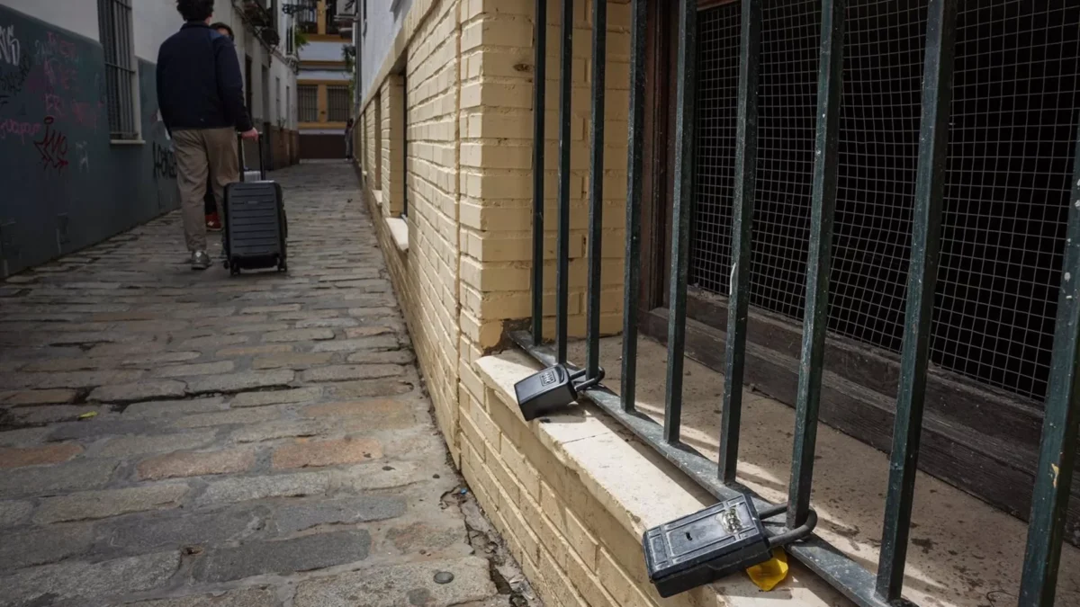De la Torre avanza que se estudia que no haya más viviendas turísticas en la ciudad