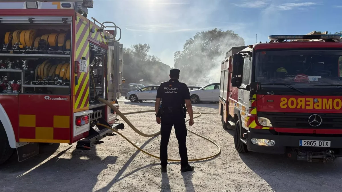 Detenido por incendiar ocho vehículos en un aparcamiento junto a la playa de Cabopino en Marbella