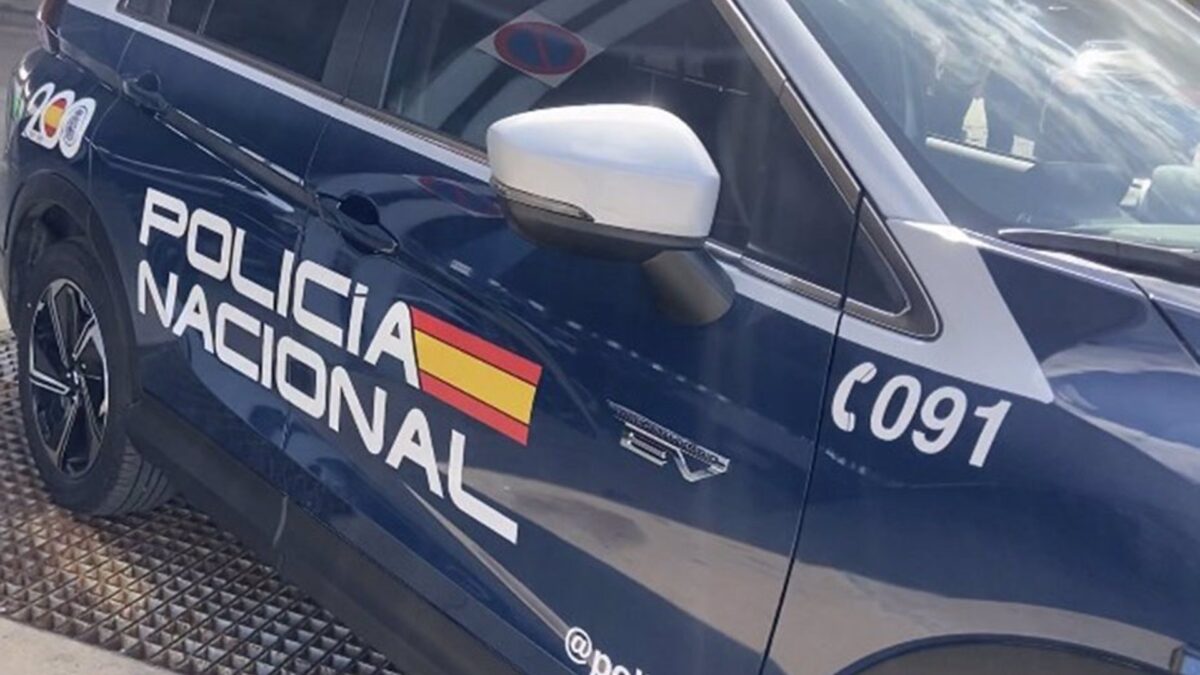 Detenido tras ser reducido con un disparo un hombre que amenazó a agentes de la Policía