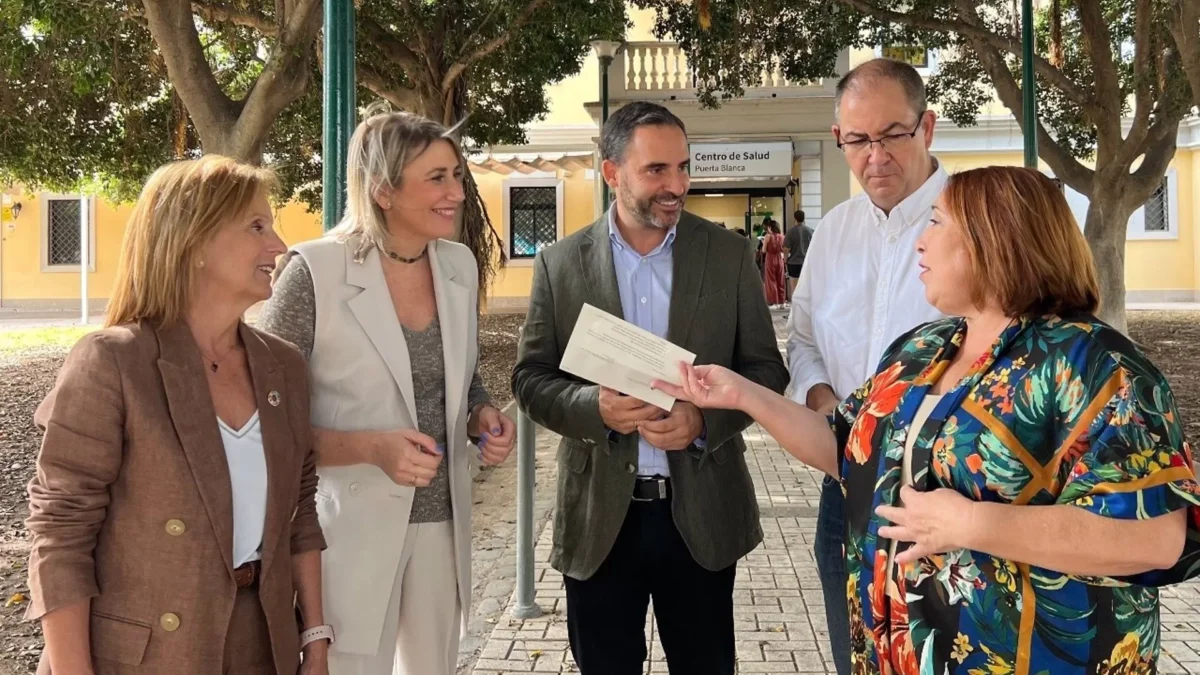 El PSOE exige el cese "de inmediato" del delegado de Salud en Málaga