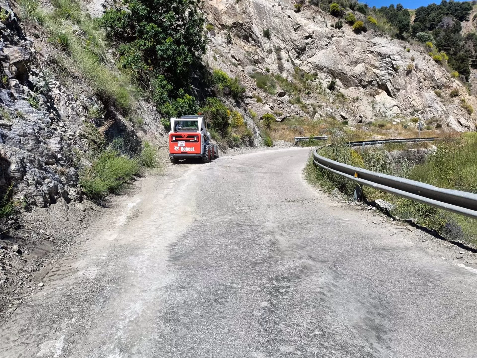 La Diputación invierte 946.000 euros en la mejora de cuatro carreteras de la Axarquía