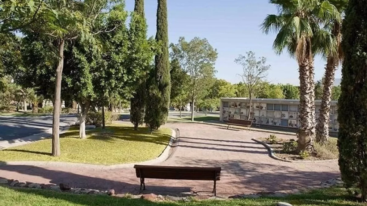Los cementerios de la capital amplían horario desde este sábado para facilitar la visita por Todos los Santos
