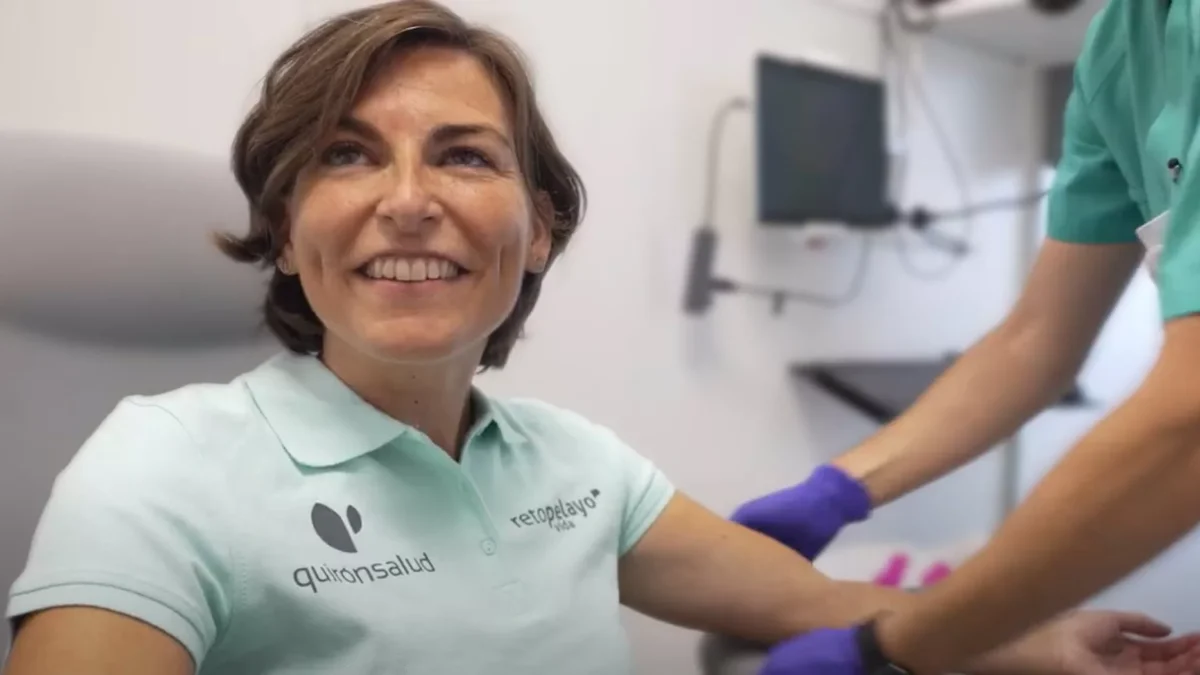 Quirónsalud Marbella realiza el reconocimiento a una de las participantes del Reto Pelayo Vida