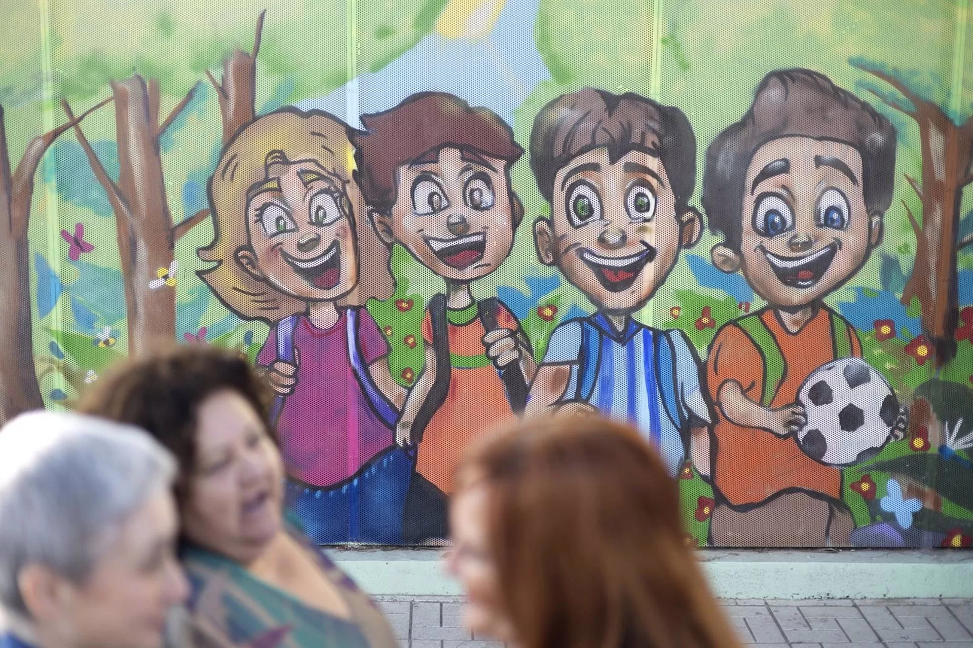 Tres nuevos murales de arte urbano decoran fachadas y muros en Campanillas y el cementerio de San Miguel