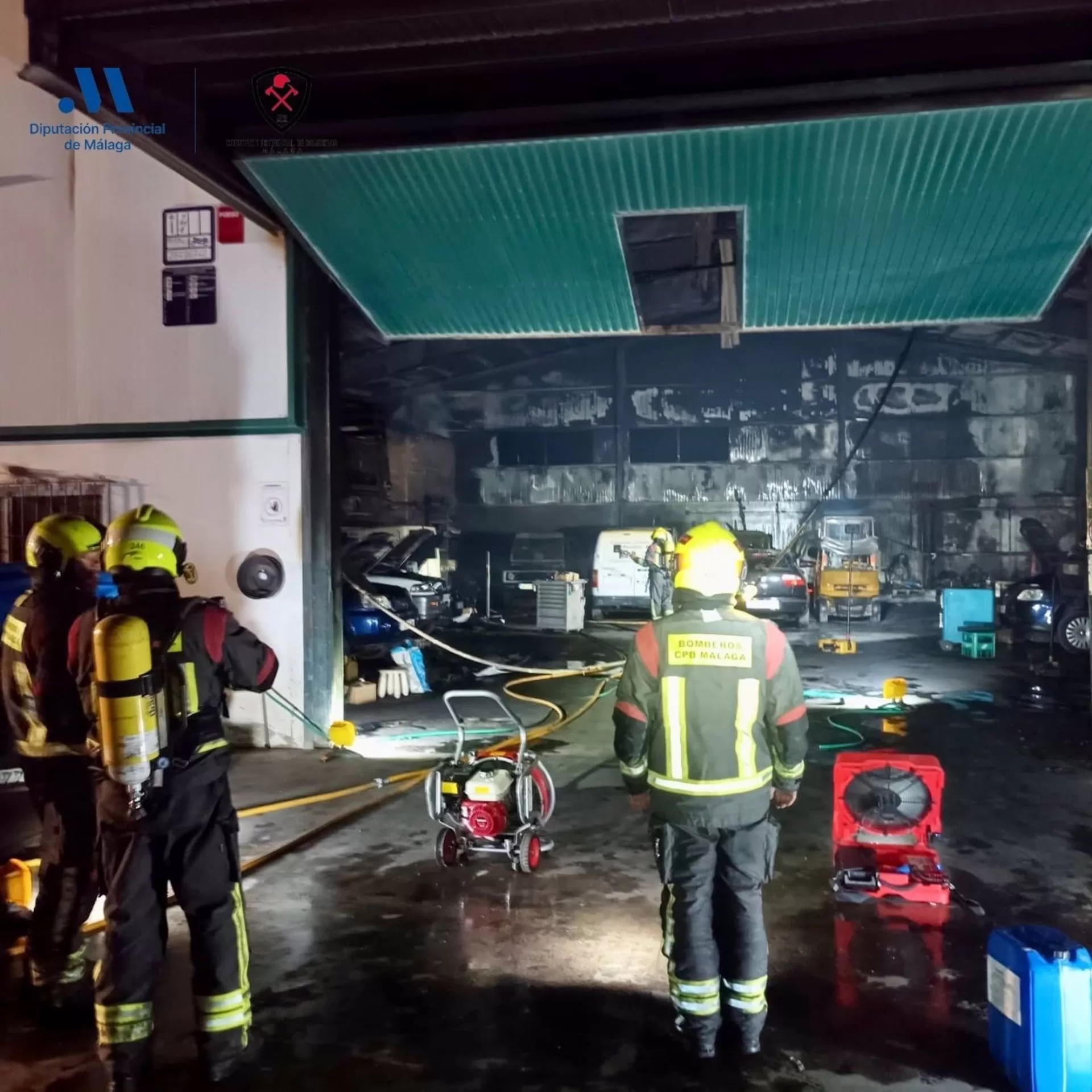 Arde una nave industrial y varios vehículos en un incendio en Cortes de la Frontera