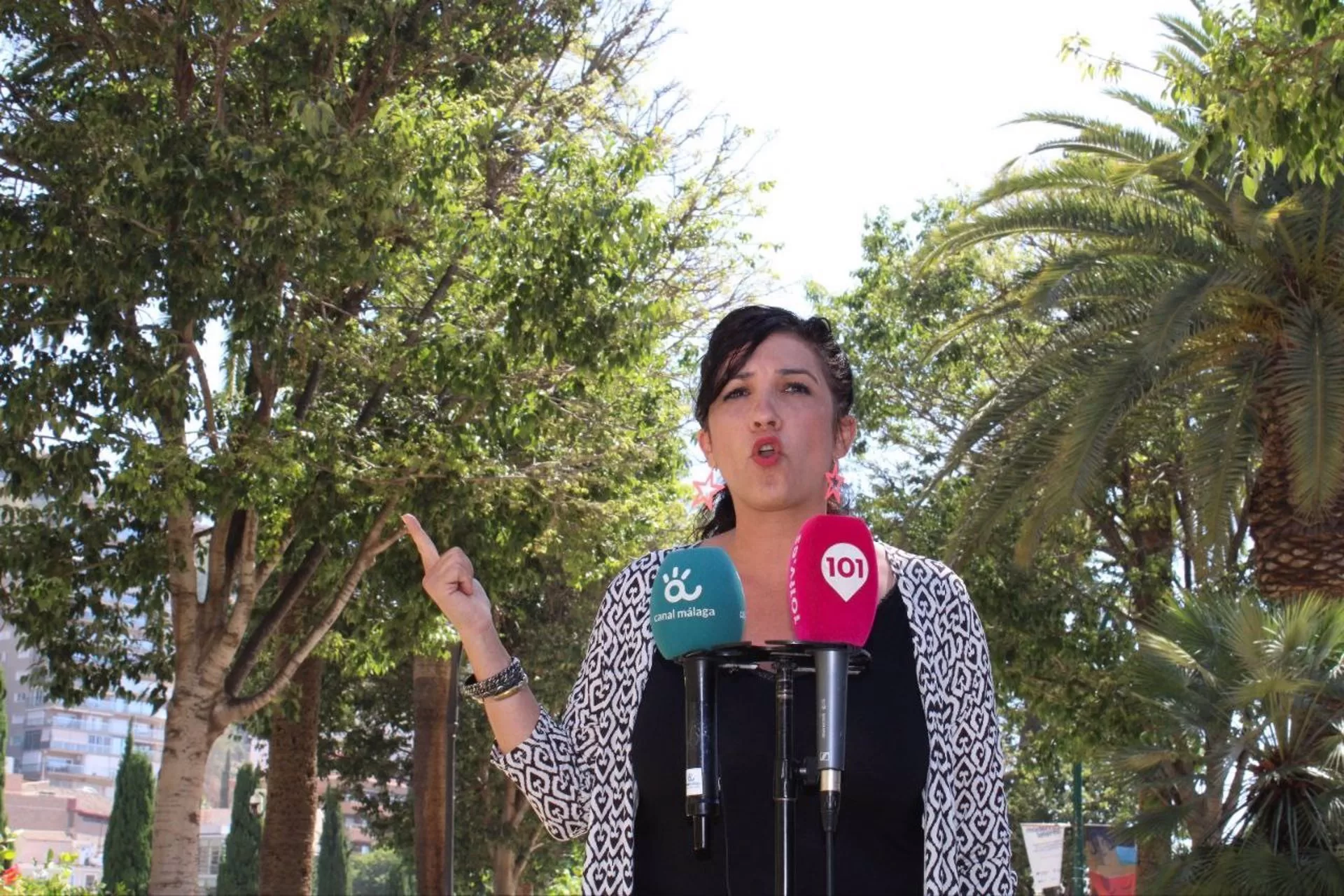 Con Málaga pide al alcalde que "corrija la dirección de sus cartas" y exija a la Junta "la tasa turística"