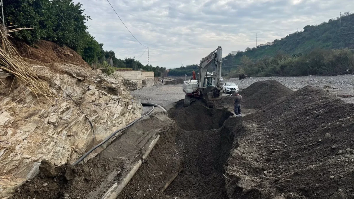 Continúan trabajos para reparar la tubería que abastece de agua a Almáchar, El Borge, Comares y Cútar