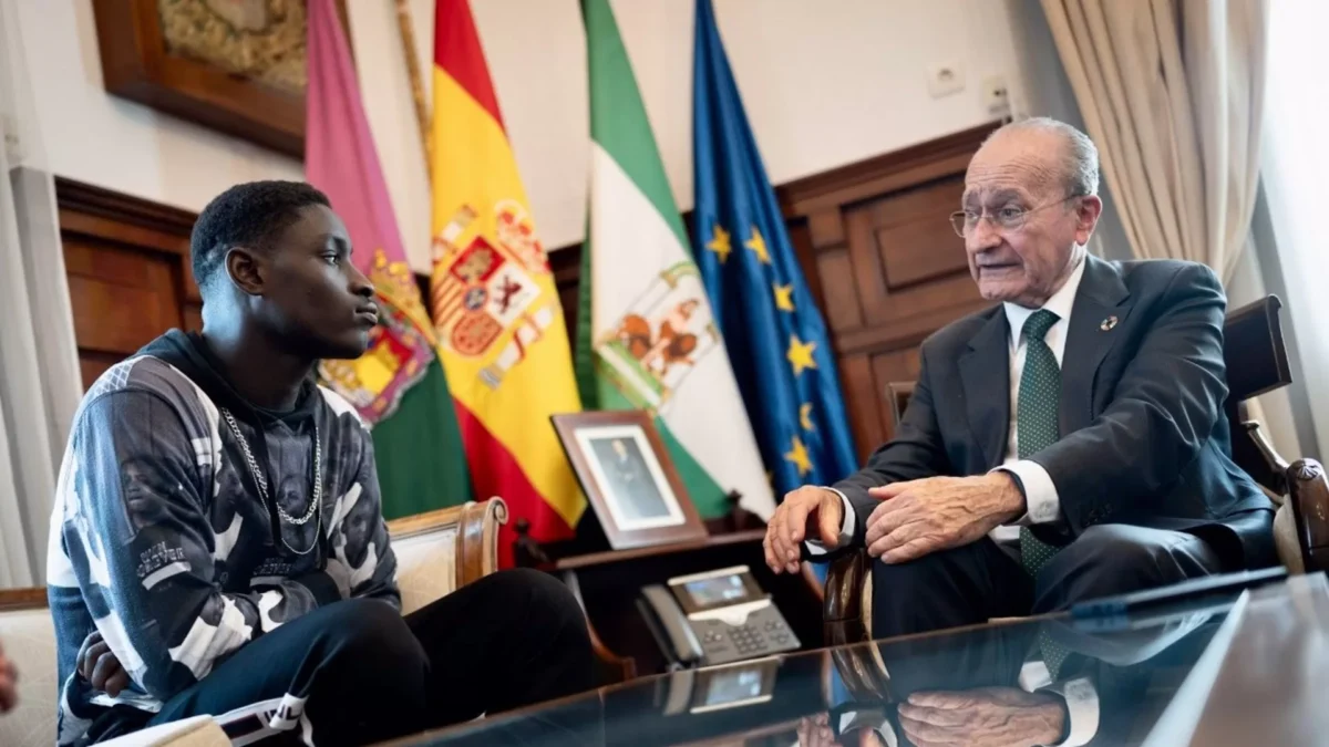 De la Torre mantiene un encuentro con el joven Mansour Konte que rescató del agua a una mujer durante la DANA