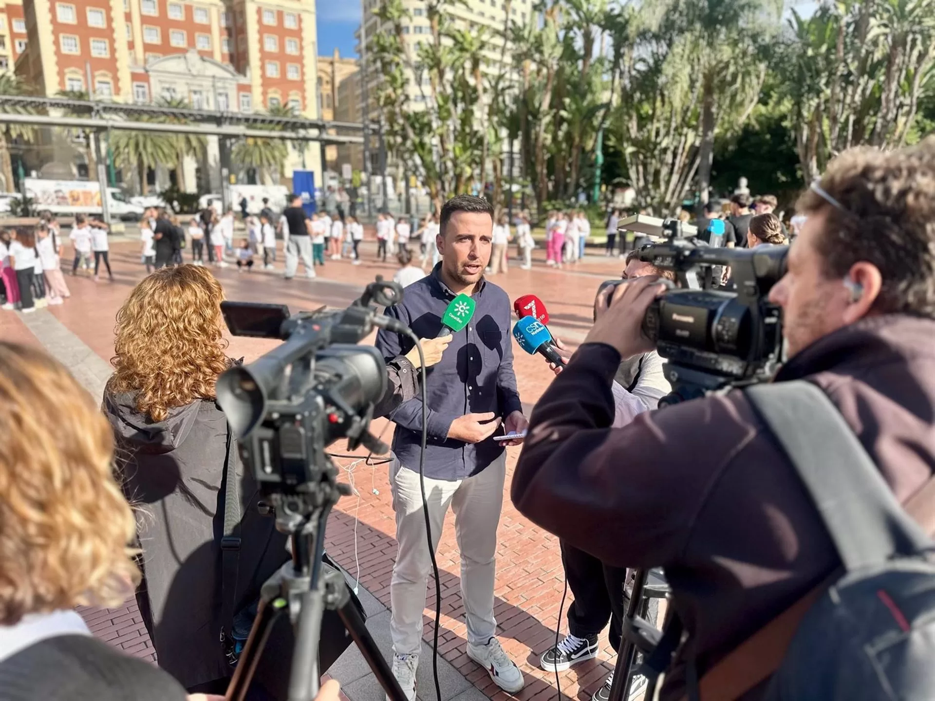 Diputación celebra el Día de la Infancia con un 'flashmob' con 150 alumnos de la provincia en Plaza de la Marina