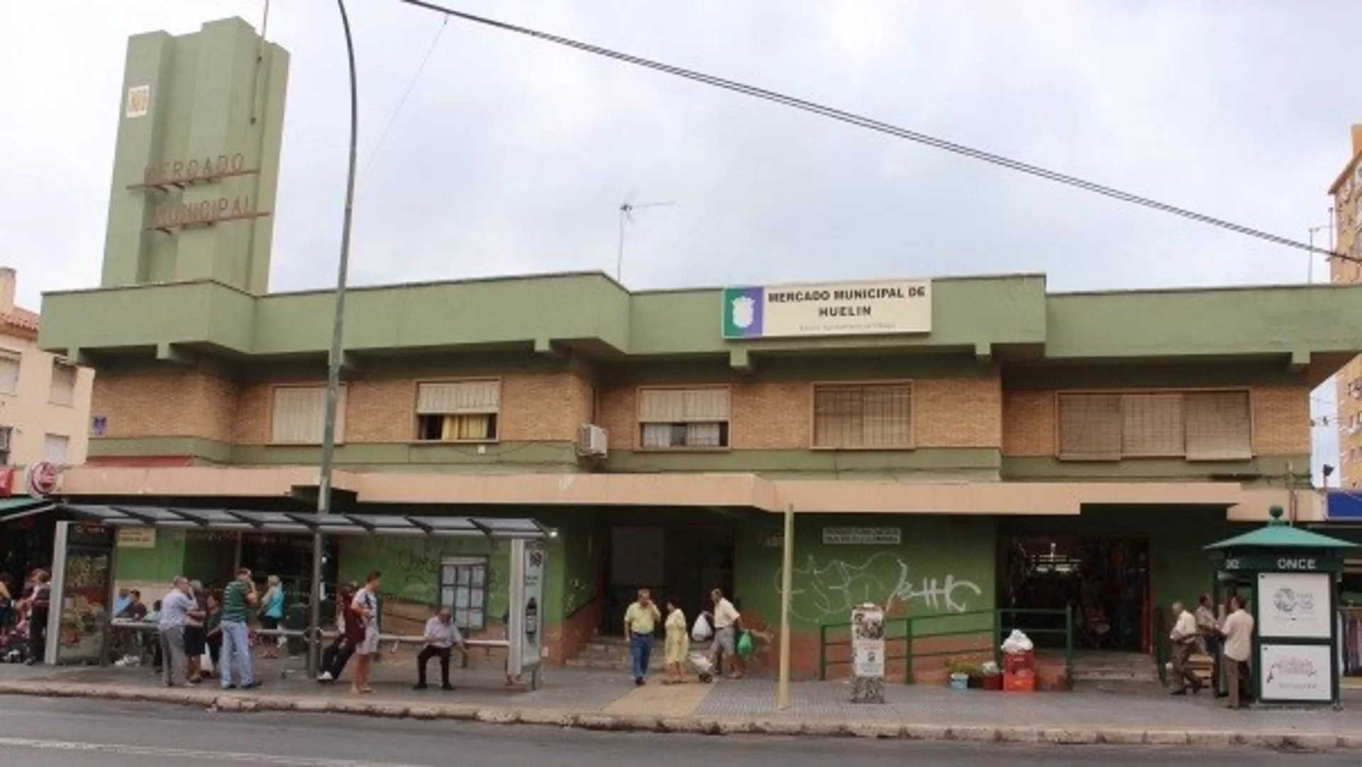 El Ayuntamiento impulsa las obras para instalar placas fotovoltaicas en los mercados de Huelin y Bailén