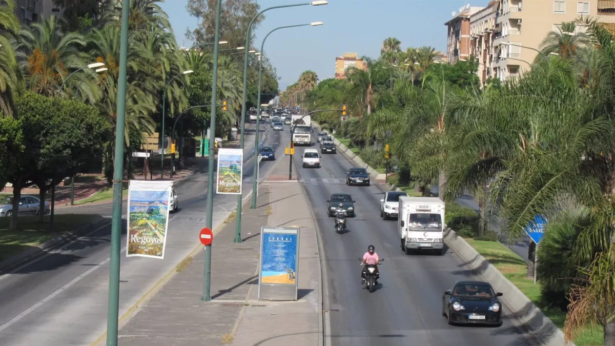 El Ayuntamiento inicia los trabajos de reparación de más de 90 bancos de jardineras de la avenida de Andalucía