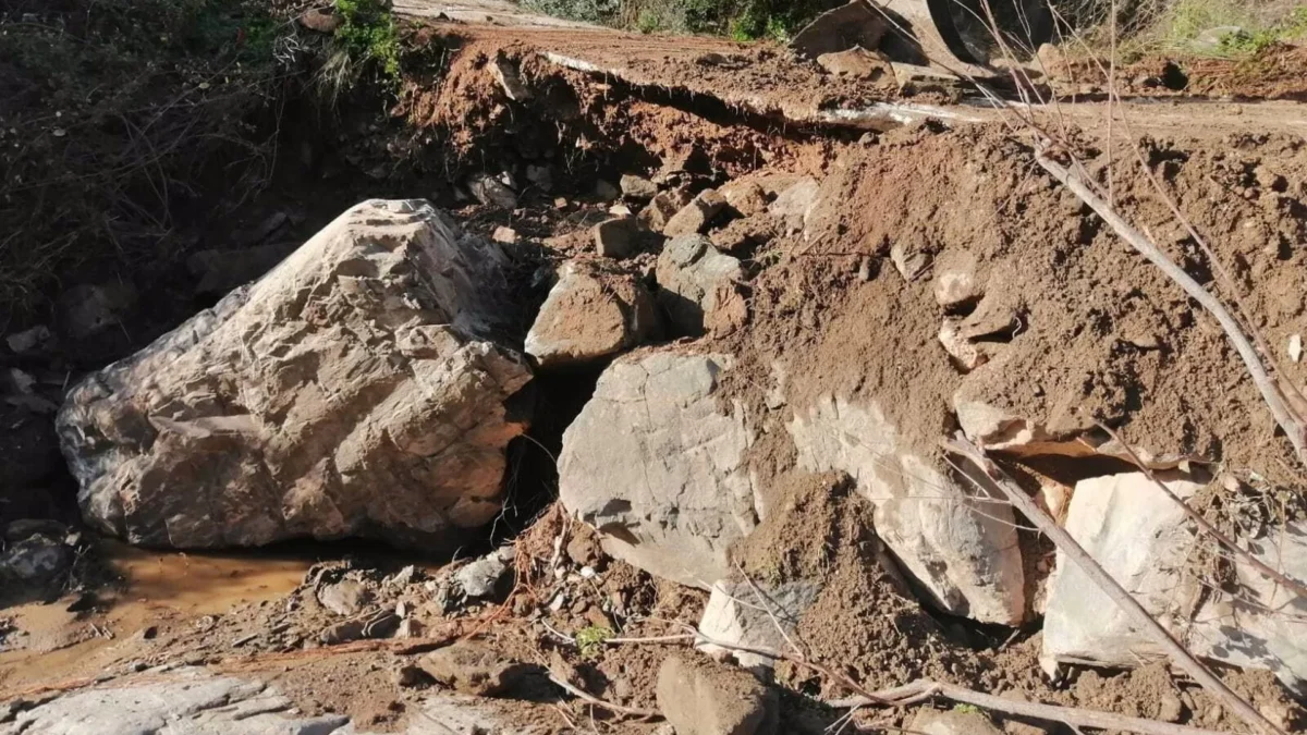 El ayuntamiento realiza trabajos de acondicionamiento de carriles afectados por la DANA