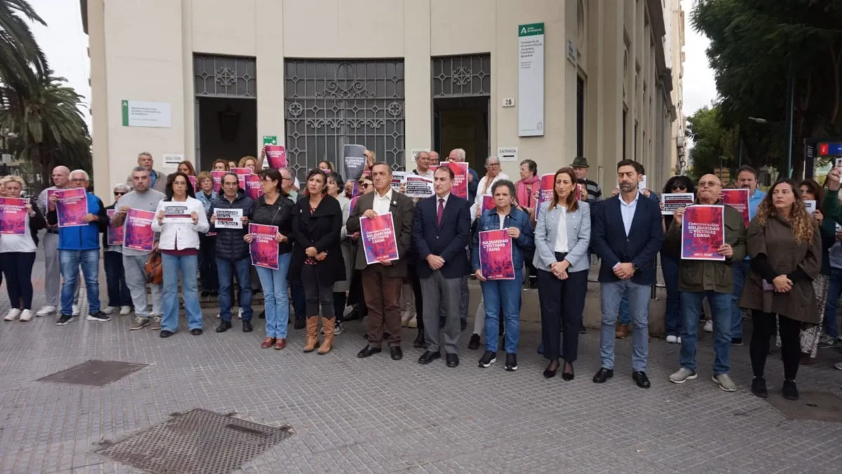 Empresarios y sindicatos se concentran en señal de solidaridad con los afectados por la DANA