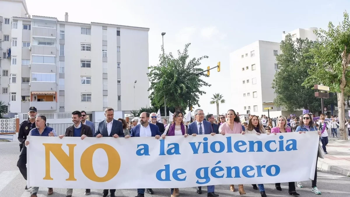 Más de 1.000 personas se unen en Rincón de la Victoria para concienciar contra la Violencia de Género
