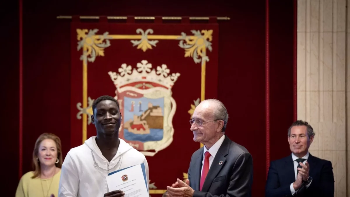 Mansour Konte, el joven que rescató a una mujer en la DANA, recibe un reconocimiento de Málaga