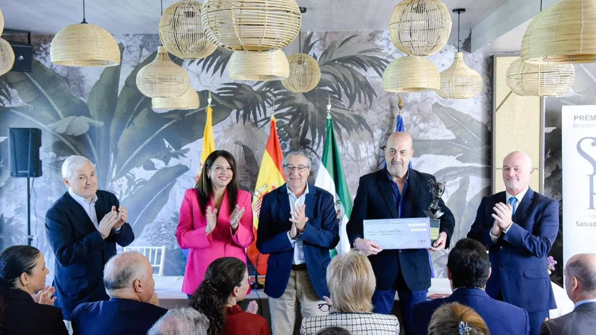 Rincón de la Victoria entrega el Premio de Poesía In Memoriam Salvador Rueda al murciano Miguel Sánchez