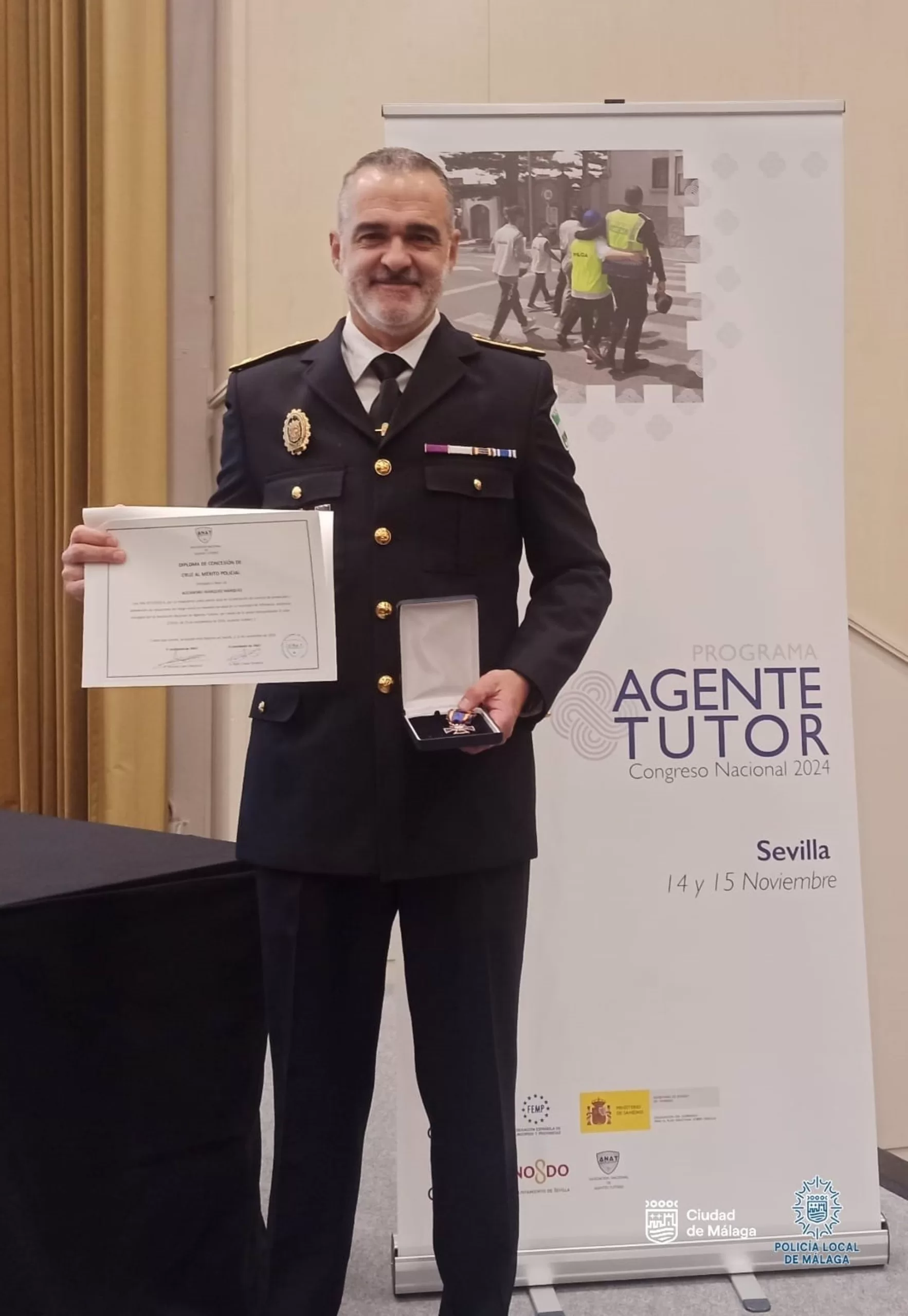 Un oficial de la Policía Local, condecorado con la Cruz al Mérito Policial por su labor como Agente Tutor