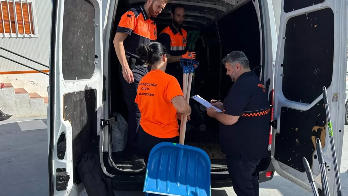 Un operativo de once efectivos y tres vehículos de Protección Civil de Rincón salen para Valencia