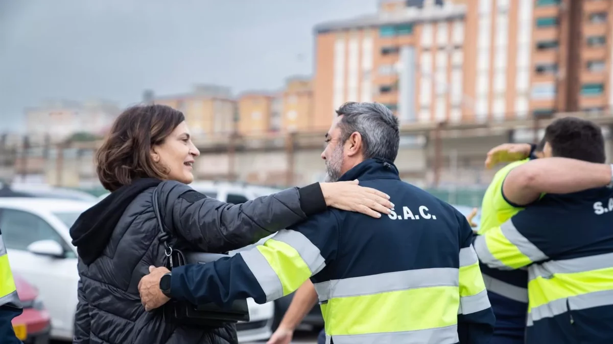 Cuatro operarios de Smassa parten a Valencia para continuar colaborando con la retirada de vehículos