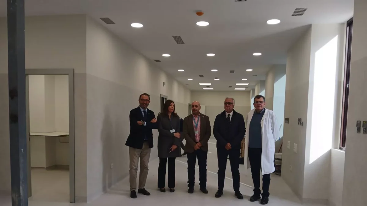 El delegado de Salud y Consumo visita las obras de adecuación de la unidad de investigación en Hospital Civil