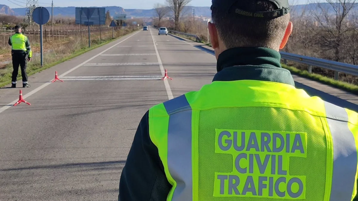 La Guardia Civil auxilia al conductor de un camión que quedó inconsciente mientras conducía