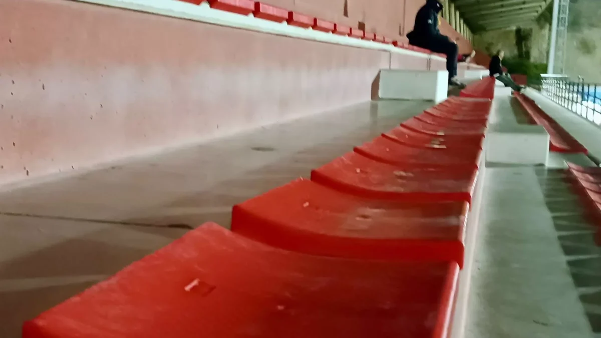 Rincón de la Victoria instala 1.000 nuevos asientos en las gradas del campo de fútbol de Francisco Romero