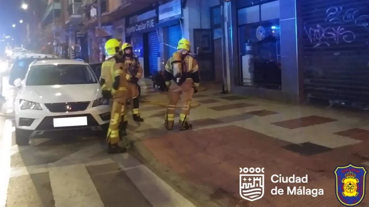 Un incendio calcina un cuadro de contadores de un edificio en el distrito Bailén-Miraflores