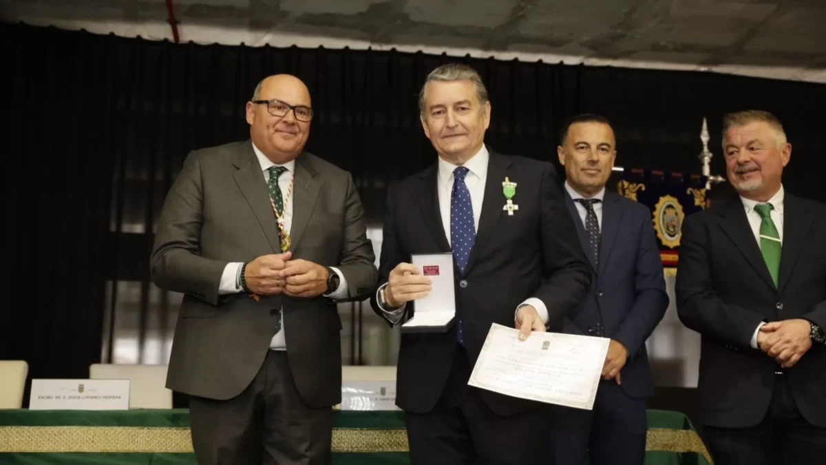 Antonio Sanz recibe la Medalla al Mérito Policial en Vélez-Málaga y destaca el sacrificio de los agentes