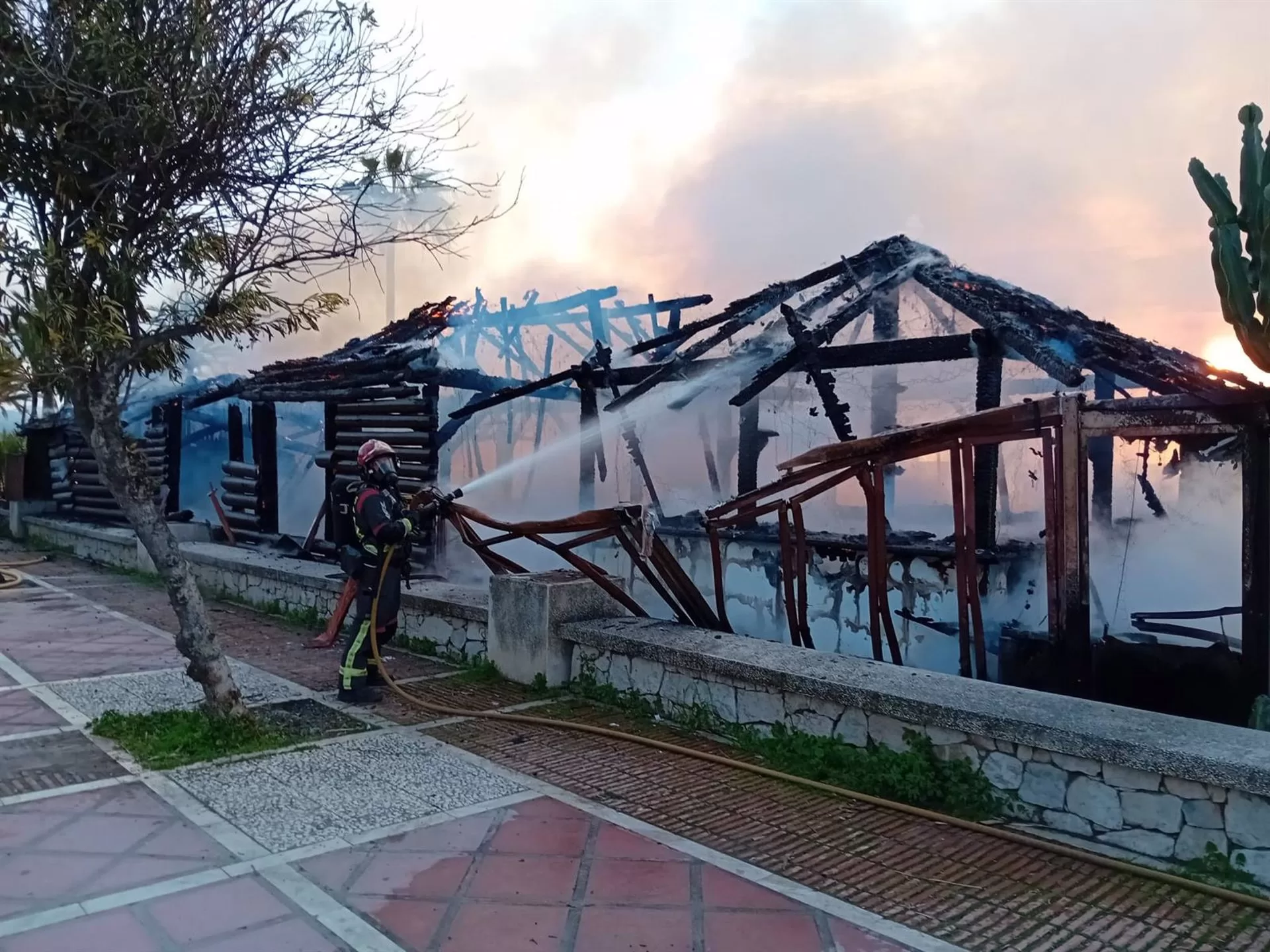 Detenido un hombre por provocar un incendio en un chiringuito de Puerto Banús