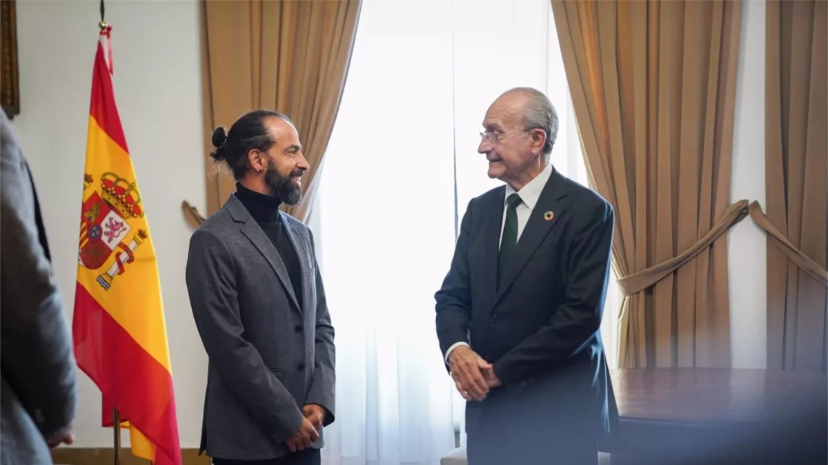 El alcalde de Málaga recibe al triatleta internacionasl absoluto con la selección Antonio Jesús Aguilar Conejo