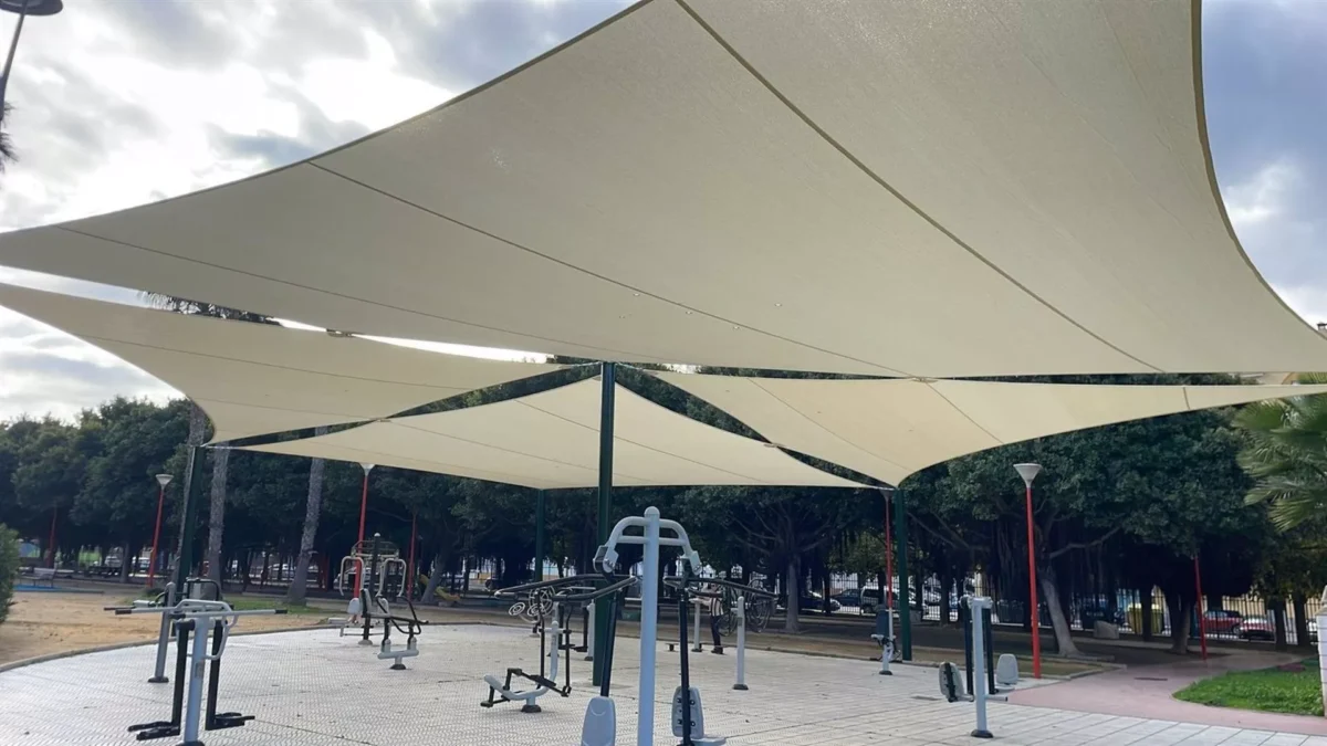 El parque Huerta Julián de Rincón de la Victoria cuenta con una nueva zona de sombra de 328 metros cuadrados