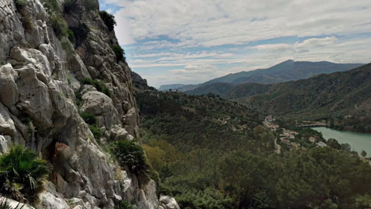 Fallece una mujer tras sufrir una caída mientras hacía escalada en Álora