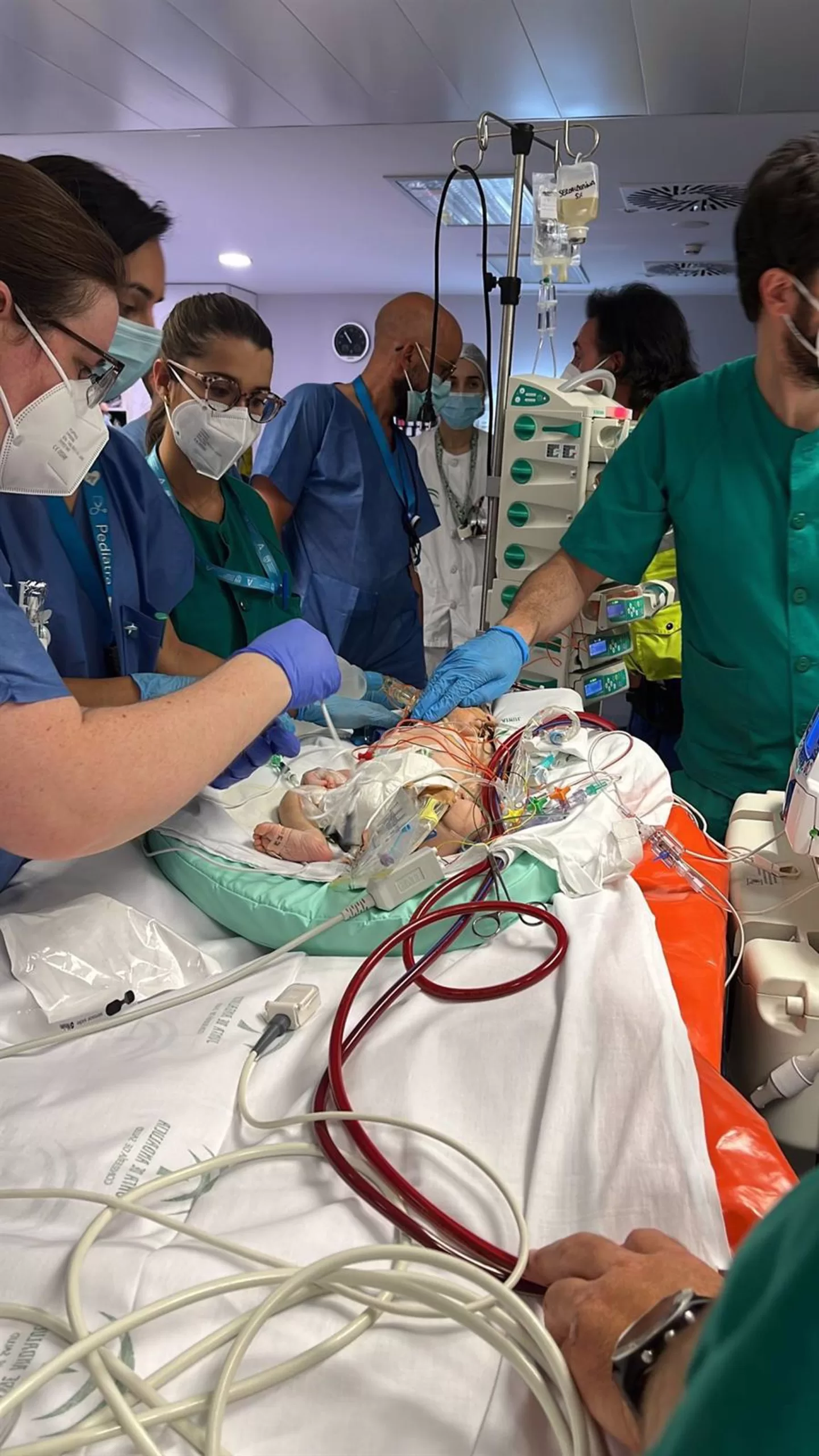 La UCI pediátrica del Hospital Materno Infantil realiza 18 traslados ECMO de centros externos en diez años