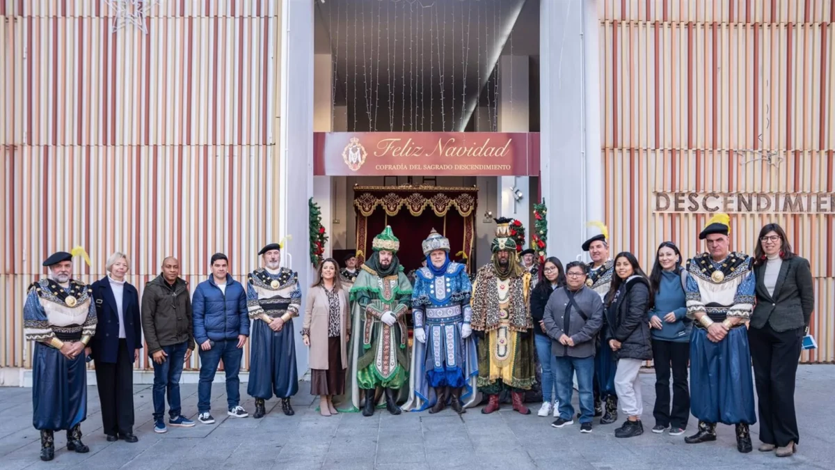 Los emisarios de los Reyes Magos entregan de juguetes educativos a asociaciones de migrantes de Málaga