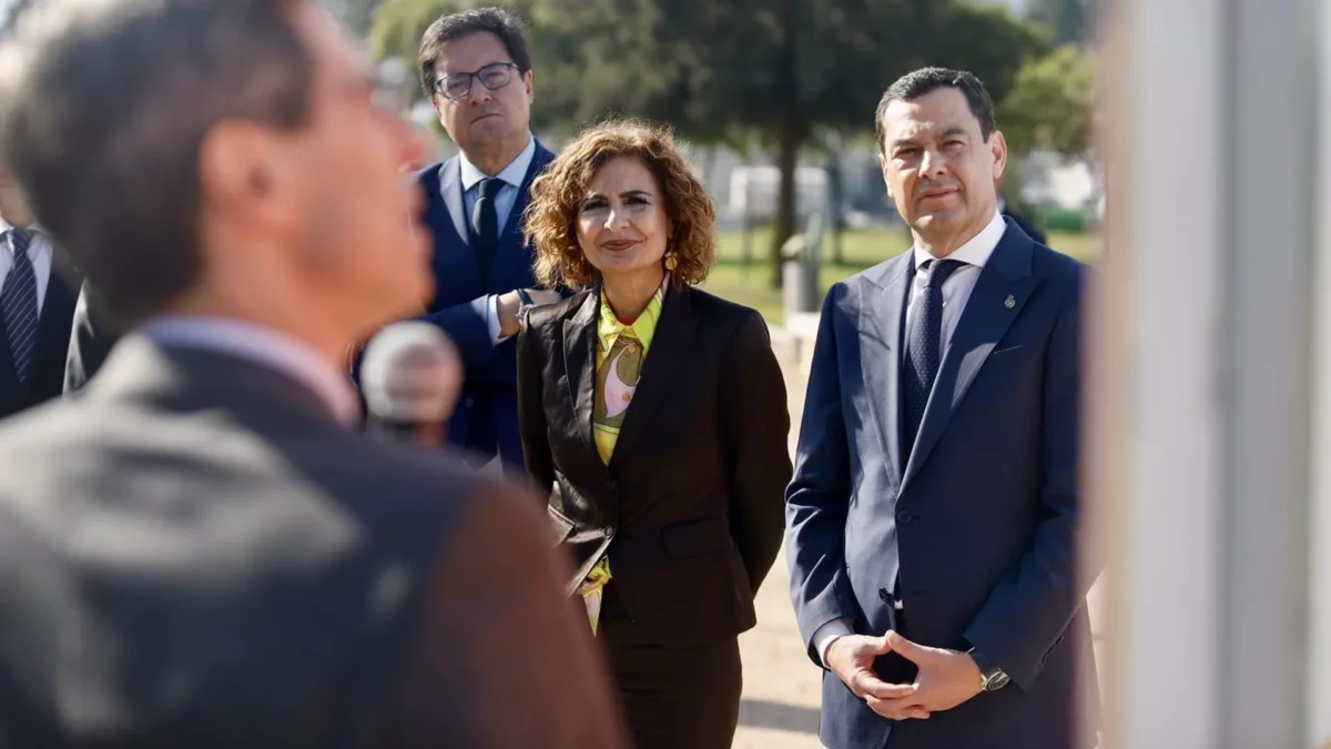 Montero coincide con Moreno por primera vez desde que aspira a liderar el PSOE-A en un acto sobre el IMEC