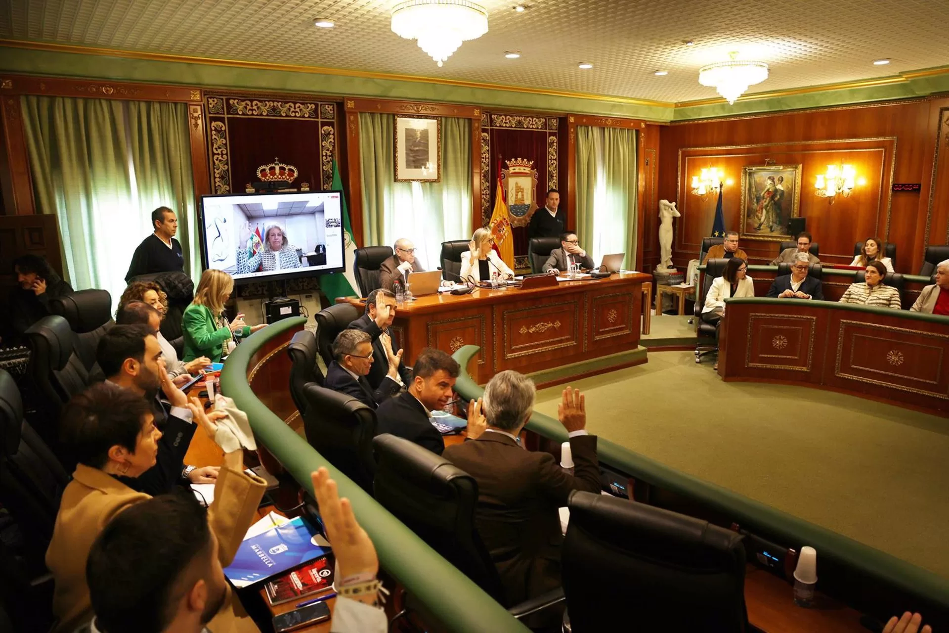 Pleno de Marbella aprueba la Medalla de la Ciudad a deportistas Elena Benítez, Luis Ángel Maté y Ayoub Ghadfa