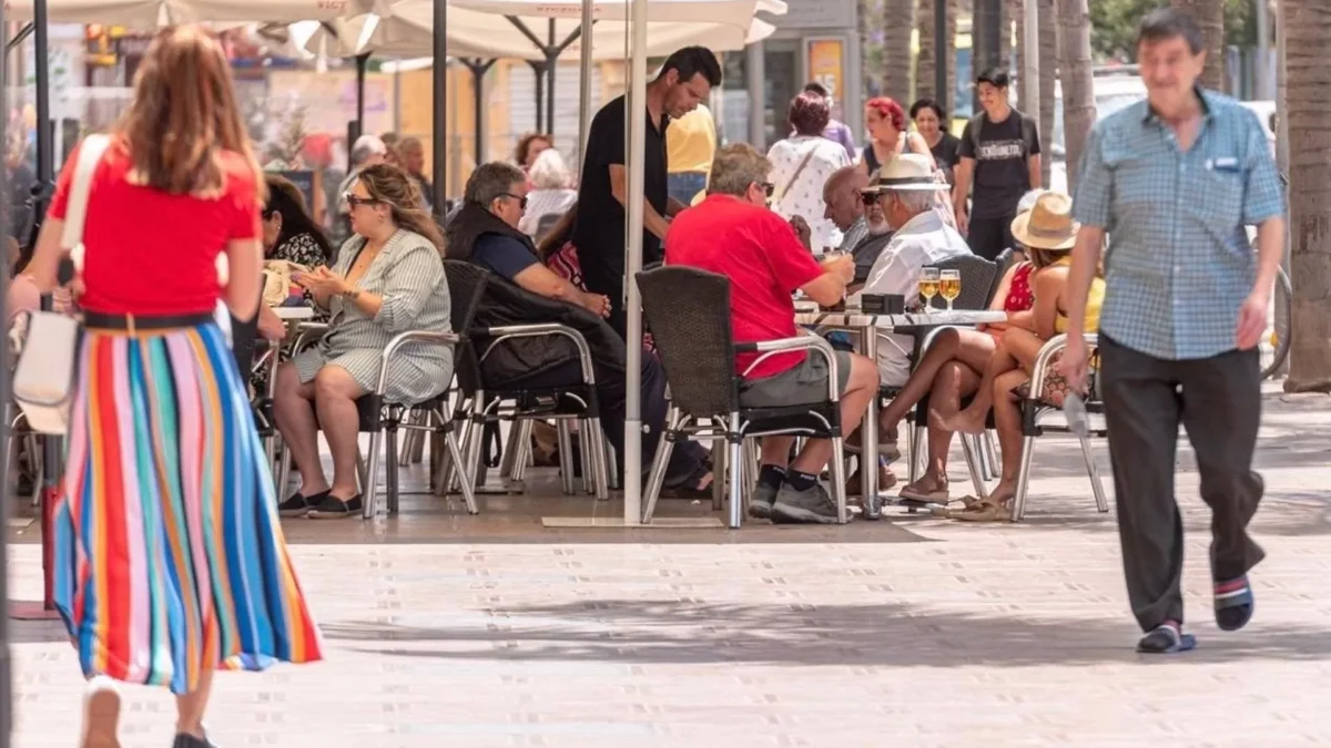 Rincón de la Victoria reduce entre un 15 y un 33% la tasa de ocupación de vía pública por mesas y sillas